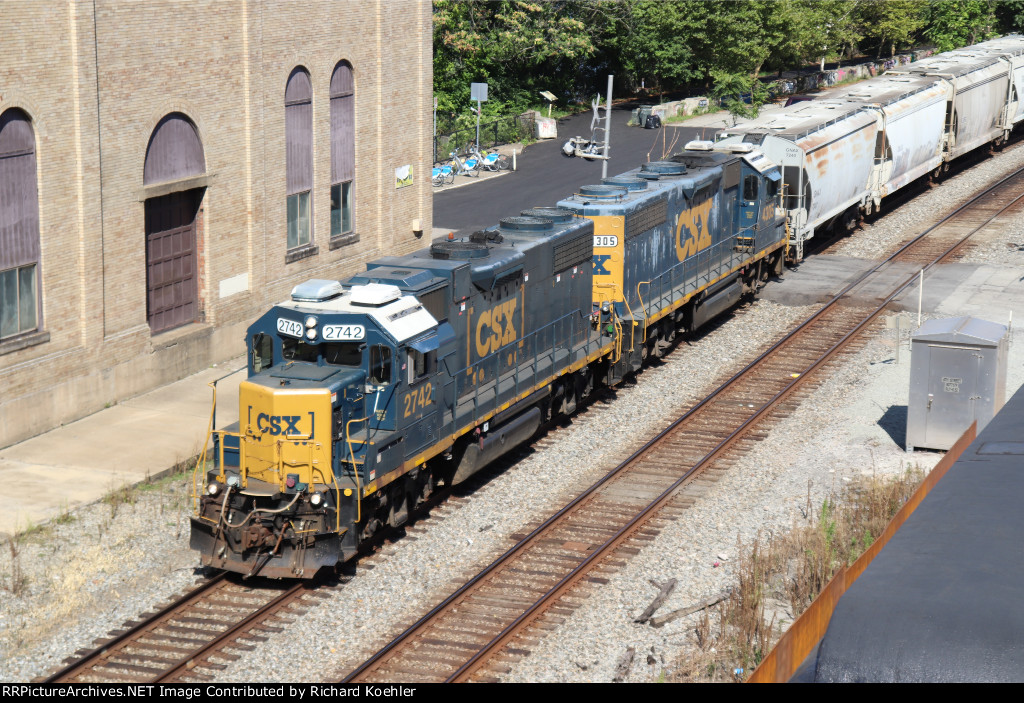A Couple old CSX Geeps still getting it done